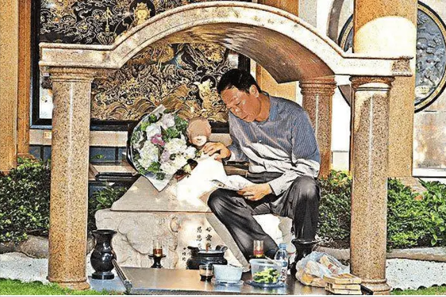 恩爱了17年，75岁的郭台铭开始衰老萎缩，51岁的曾馨莹仍娇艳如花