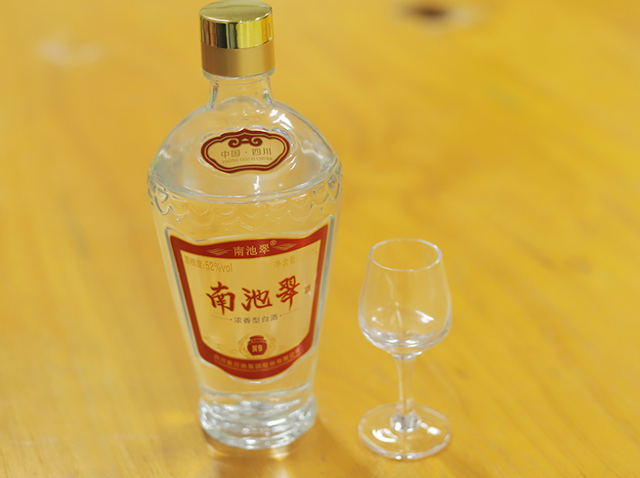 洋河打响“去包装化”第一枪后，四川一光瓶突然走红，引中产囤货