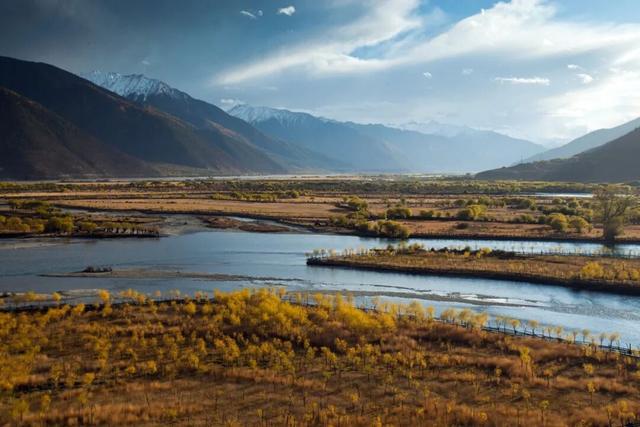 西藏最美公路！409公里串起雪山桃花湖泊