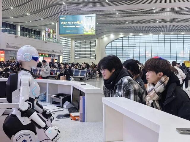候车新玩法!机器人“墨茵”上岗,这里还有专属福利
