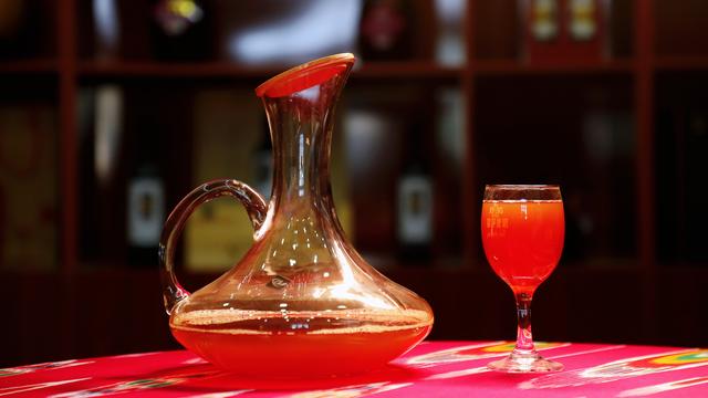 多年来，一批又一批绍兴人前赴后继，走进了这座大漠小城……