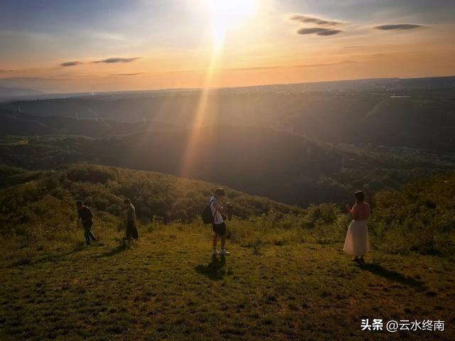 开车直上山顶，蓝田最佳纳凉吹风观山景的地方，看落日夕阳，真美