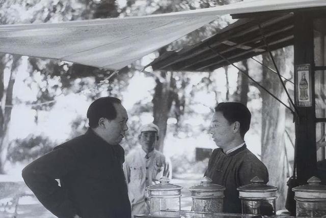 1948年毛主席东渡黄河，刚开船，毛泽东突然转身：快！给我照相