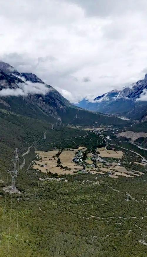 昌都•洛隆，神山景色优美，动植物资源丰富