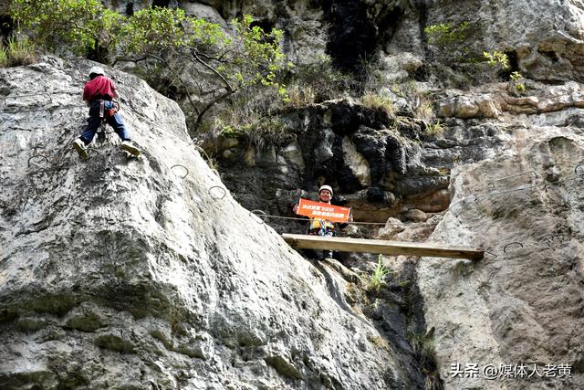 六盘水月照神雕峰吸引全国夏令营学生“清凉凌空漫步”打卡体验