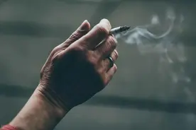 一个男人，如果把烟和酒都戒掉了，十有八九是有这4种目的！图片