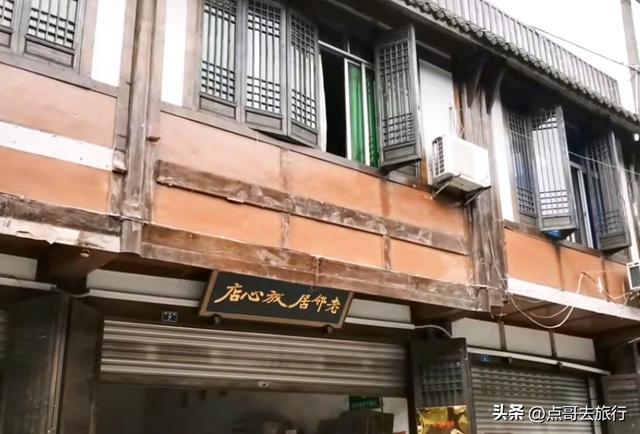 成都龙泉山被冷落的古场镇，街上空无一人，美食诱人被严重低估！