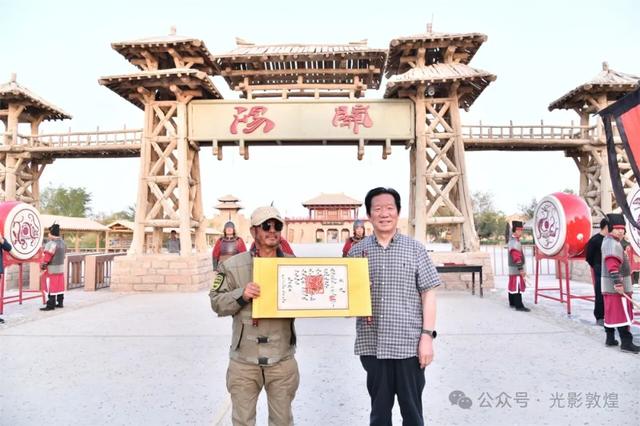 新疆“东天山来的骆驼队”参加盛大的入关欢迎仪式