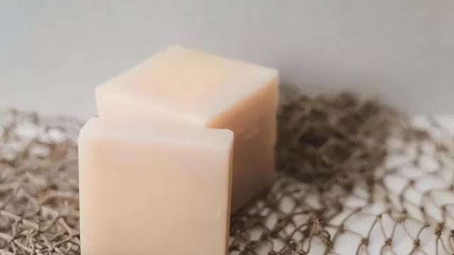 家里被子有异味太难闻？教你这么做，不用晒不用洗，天天盖新被