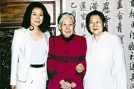 79年贺子珍去纪念堂，见到水晶棺下意识伸手，李敏：这里不让碰图片