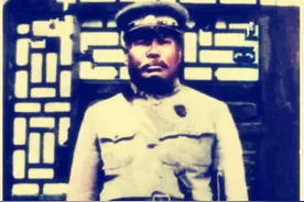 1933年，奉系将领汤玉麟一张罕见留影，一身戎装，威风凛凛图片