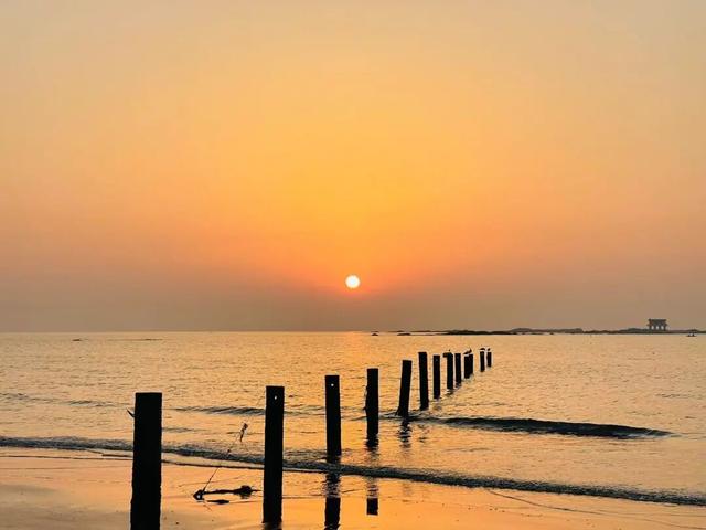 场面动容！清晨5点的日照海边他们与国旗同框……