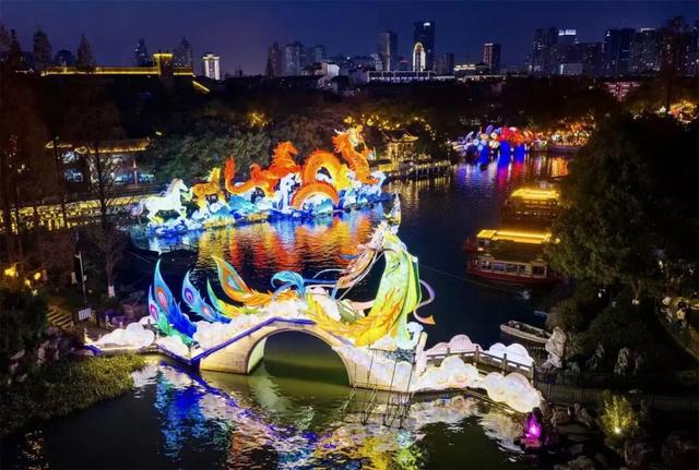 亮灯！马到！这是昨晚的南京