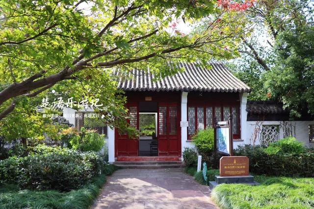 宁波镇海居然藏着一个小苏州园林，绿树掩映着亭台楼阁，值得游玩
