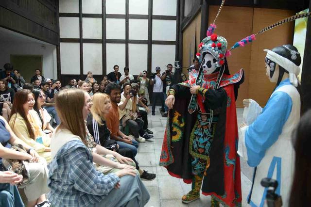 沉浸式打卡四川省广安文旅“三张名片”外籍游客齐赞：“广安，安逸！”