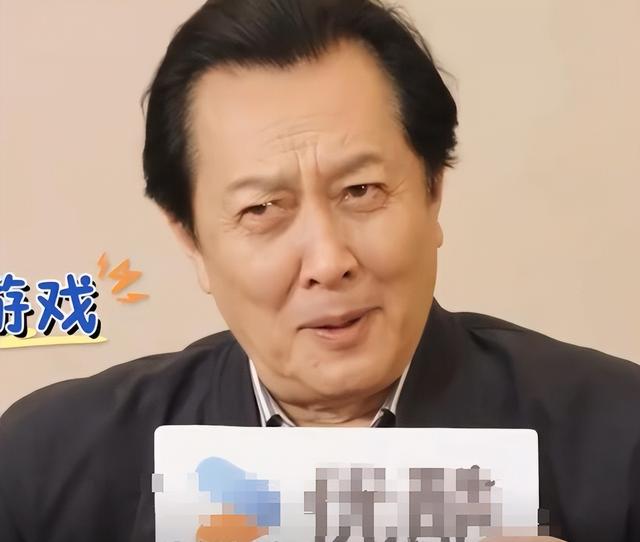 唐国强的“糟心事”：两个儿子都是残疾，难怪他73岁也不敢退休！