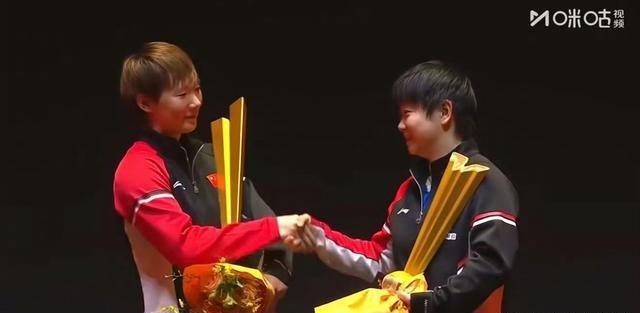 孙颖莎在颁奖仪式出洋相了 和曼昱抢着握手 没想到一个举动 球迷沸腾