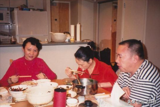 赖昌星妻子曾明娜现状，独居3000平老宅，做饭弄花草活成人生赢家