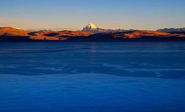 西藏冬日的冰湖仙境，堪比贝加尔湖！