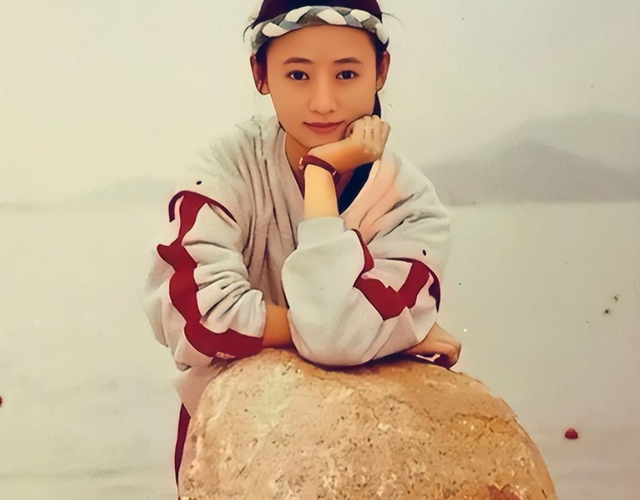 她出身清华大学，因拍三级片与父母决裂，如今再不让女儿进娱乐圈