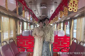 “铛铛车”变浪漫婚车 低碳环保新时尚图片