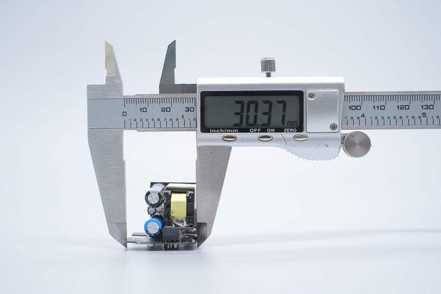 小米新款45W氮化镓小布丁充电器拆解，这些不同点需要注意