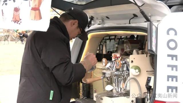 冬日暖阳 市民乐享家门口的“慢时光”