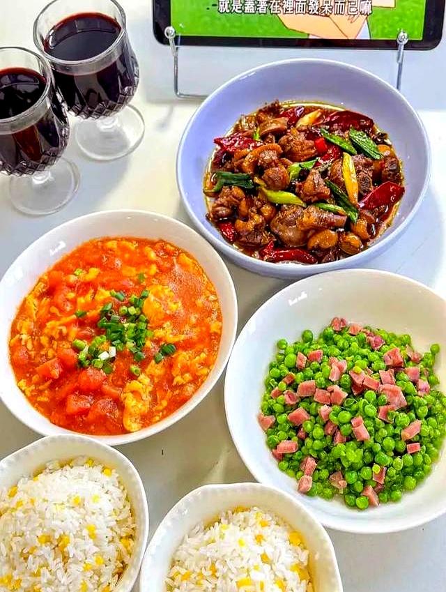 每顿饭两人三个菜，天天不重样，家有大厨谁还下饭店？