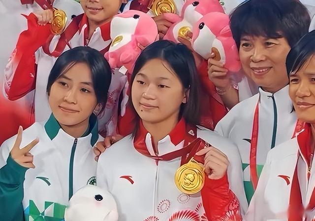 教练谈全红婵伤痛：胫骨踝关节都有伤，身上都是肌贴，每天都很疼