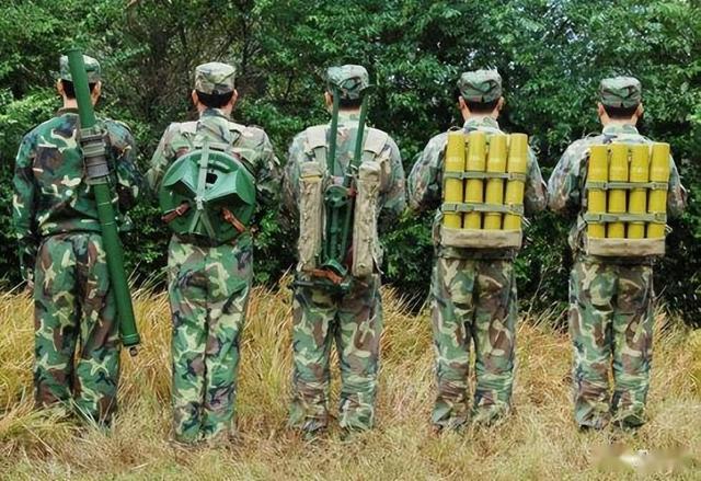 解放军新型钛合金小钢炮：2公里“吊打”狙击手，女生也能拎着跑