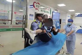 晚自习教室里女孩突发疾病，赴邕就医南宁警方一路护送图片