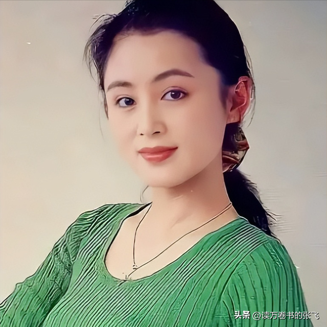 长得太美被导演占为己有，4年后生下大明星儿子，17岁就成男一号