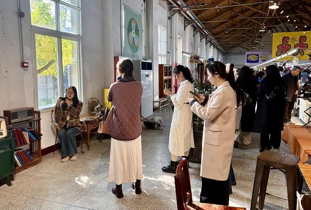 晴好周末 西安市民惬意游逛西仓市集文创公园