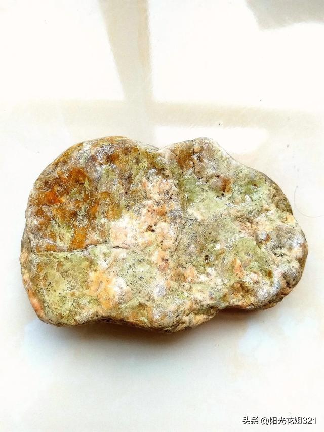 我在浐河捡到了一块像古代瓷器花纹的石头