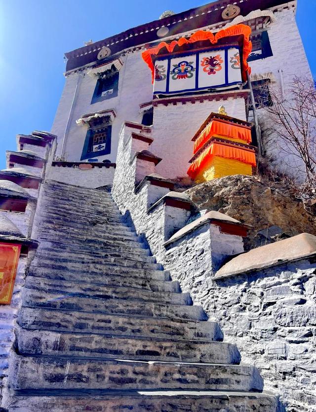 山南•乃东，西藏历史上的第一座宫殿雍布拉康，雄伟壮观