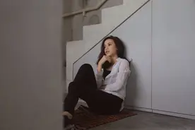 阶层真相：底层，人坑人；中产，人卷人；精英，人抬人图片