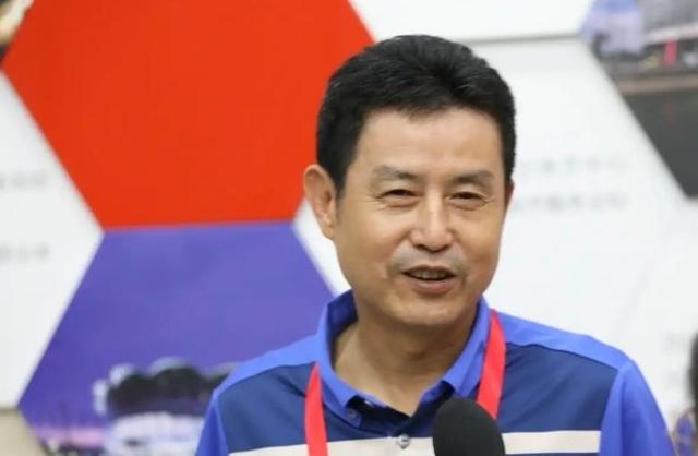 陈忠和久违现身：68岁弓腰驼背，老得不敢认，二婚娶女排弟子为妻