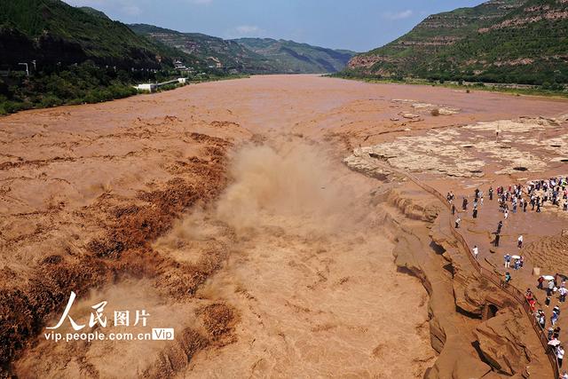山西吉县：黄河壶口瀑布气势磅礴