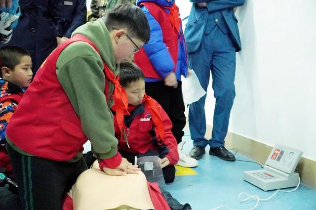 快来航空馆当“小机长”！模拟机舱体验、空中急救、学踢正步…