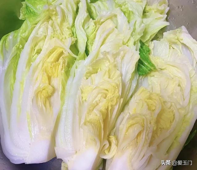 喷洒过甲醛的白菜，多数有3个特点	，提醒家人：别买错！