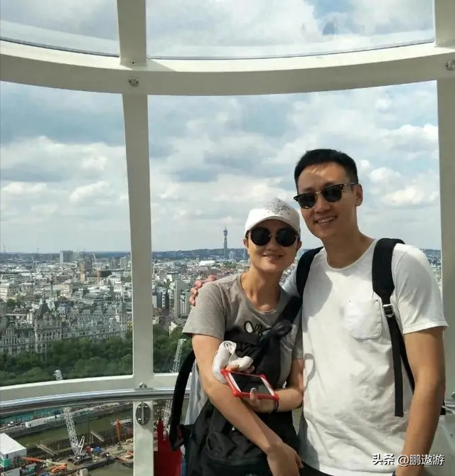 辛柏青消失五个月现身一个举动败坏好感，身边长发美女引人热议