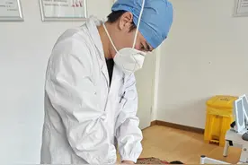 78岁奶奶脚麻十几年如踩棉花，00后医生巧用“洋推拿”化解图片