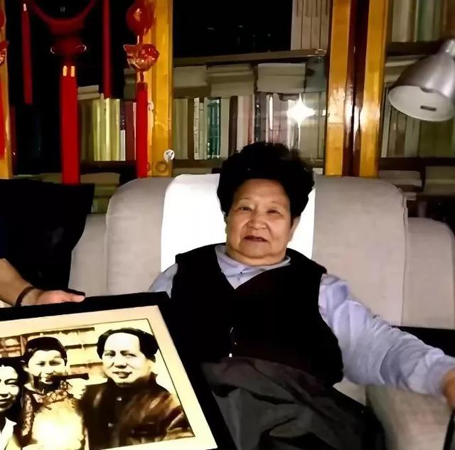 这是85岁李讷的近照,注意看她的坐姿,才知道她为何没去纪念堂