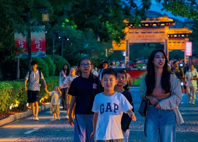 加场！加亮！印象大红袍的夏夜星河！只为，不负每一份奔赴而来的炽热目光！