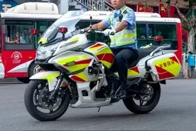 交警未戴头盔，你可以礼貌地提醒，但你无权拍摄视频上网炒作图片