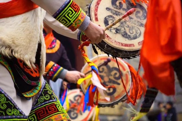 绝了！2h直抵彩林胜境！徒步遛娃冲绝版奖牌，集五福刮999足金！闹非遗羌年、吃刨汤羌宴！