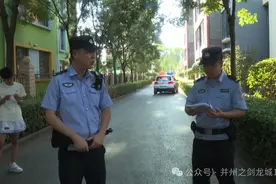 震惊！光天化日少年竟被当街“锁喉”图片