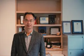 科学家揭示水分子百年“未解之谜”，首次在水油界面检测到强电场图片