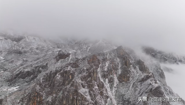 雷古山初雪：云端之上的冰雪絮语