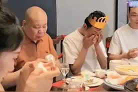 张怀远生日宴会上，4次动容落泪瞬间一览。爸、妈礼物曝光图片